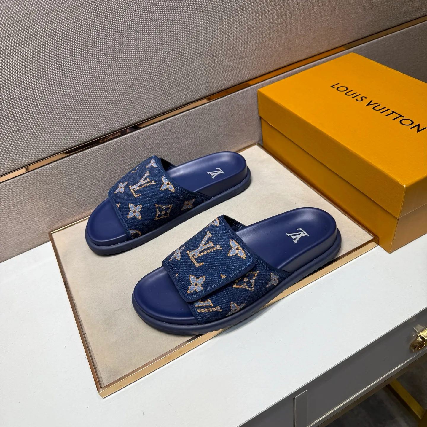 ⬛️Men's shoes 💰p320 [LV～] Men's casual slippers 2025z cabinet sales simultaneously 🔶Size: 38-44 #️⃣ 🔷2 colors🔜The upper is made of multi-material splicing➕Genuine leather lining, comfortable and breathable, sole: original comfortable and wear-resistant outsole, ⚠️Real shot📱Photographed🎬The real thing is better📢📢📢